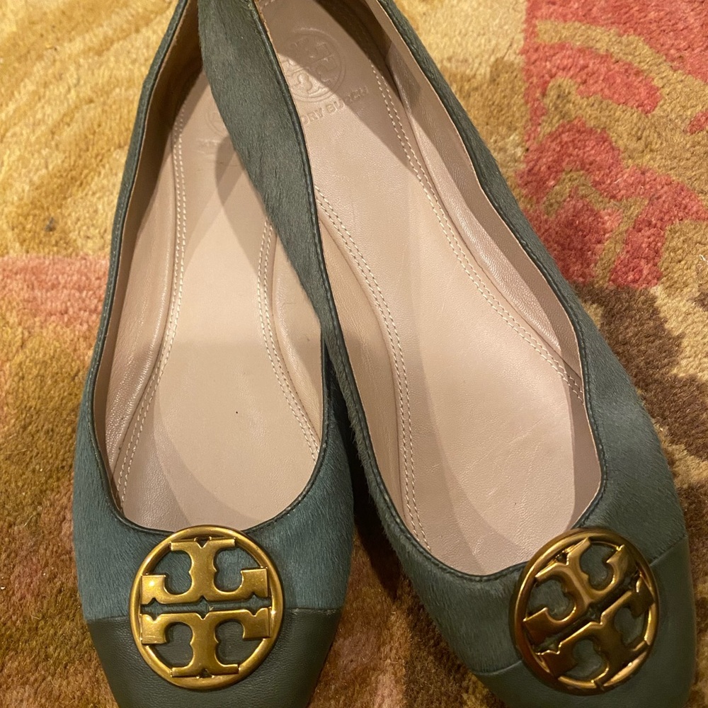Tory Burch Green and Gold Flats with Signature Logo pony hair leather sz 9.5